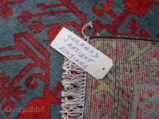 East Turkestan-Xinjiang Oasi of YARKAND
Pomegranades vases design for this antique Samarkand.
In good condition with very shiny wool.
Great color for this beautiful oriental carpet.
The size is upon the last photo of the rug.
Thanks  ...