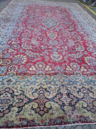 Palace Ravar-Kerman in very, very good condition.
Full pile, original sizes, selvedges and ends.
Millefleures design with a big medaillon.
Carpet has been washed and ready for domestic use.
Very fine knot for this liberty Persian  ...