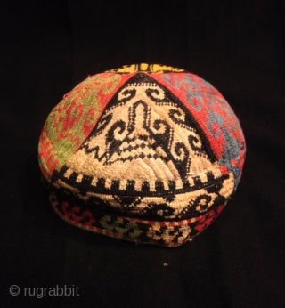 Uzbek vintage natural silk handmade hat skull duppi hat

Size: 
Hat Circumference: 46 cm 

Fast shipping all over the world,!              