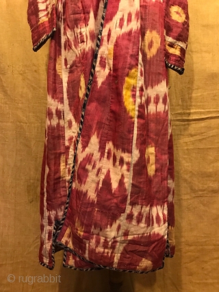 Uzbek Vintage silk ikat chapan clothes

Size 
Height : 130 cm
Under arm : 50 cm
Shoulder size : 60 cm

Fast shipping worldwide 

Thank you visiting for my shop :)      