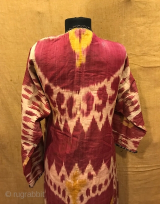 Uzbek Vintage silk ikat chapan clothes

Size 
Height : 130 cm
Under arm : 50 cm
Shoulder size : 60 cm

Fast shipping worldwide 

Thank you visiting for my shop :)      