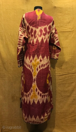 Uzbek Vintage silk ikat chapan clothes

Size 
Height : 130 cm
Under arm : 50 cm
Shoulder size : 60 cm

Fast shipping worldwide 

Thank you visiting for my shop :)      