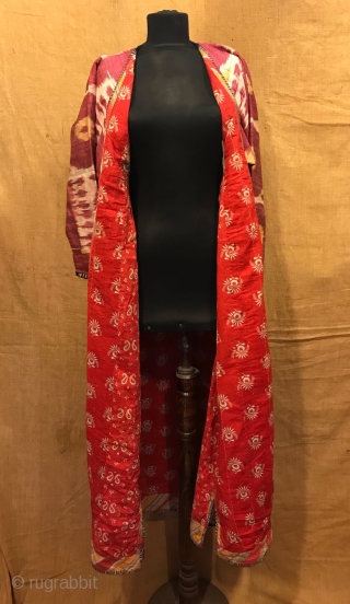 Uzbek Vintage silk ikat chapan clothes

Size 
Height : 130 cm
Under arm : 50 cm
Shoulder size : 60 cm

Fast shipping worldwide 

Thank you visiting for my shop :)      
