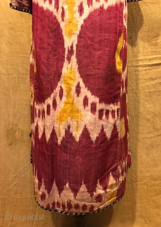 Uzbek Vintage silk ikat chapan clothes

Size 
Height : 130 cm
Under arm : 50 cm
Shoulder size : 60 cm

Fast shipping worldwide 

Thank you visiting for my shop :)      