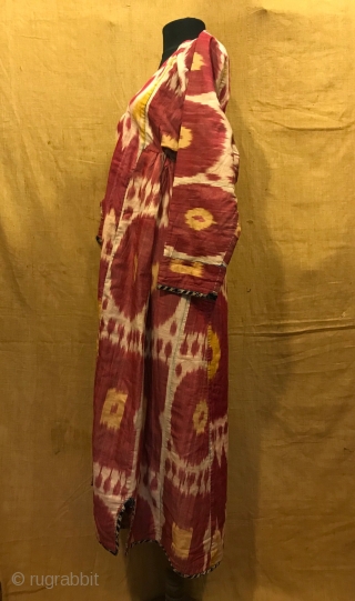 Uzbek Vintage silk ikat chapan clothes

Size 
Height : 130 cm
Under arm : 50 cm
Shoulder size : 60 cm

Fast shipping worldwide 

Thank you visiting for my shop :)      