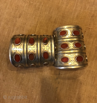 Vintage handmade turkmen silver jewelry bracelets 

Weight: 453 grams 

Heights:8.50 cm
Length : 17.50 cm
Inside size : 14 cm

Fast shipping worldwide 

Thanks visiting for my shop :)       