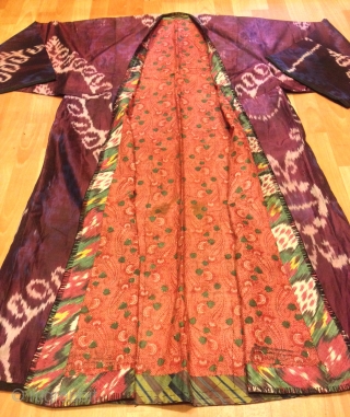 Ikat silk chapan kaftan clothes
19.century
Very beautiful 

Size : 
Height : 135 cm
Under arm : 70 cm
Shoulder size : 60 cm

Fast shipping worldwide
           