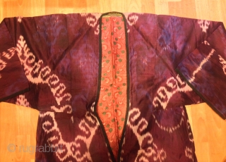 Ikat silk chapan kaftan clothes
19.century
Very beautiful 

Size : 
Height : 135 cm
Under arm : 70 cm
Shoulder size : 60 cm

Fast shipping worldwide
           