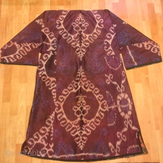 Ikat silk chapan kaftan clothes
19.century
Very beautiful 

Size : 
Height : 135 cm
Under arm : 70 cm
Shoulder size : 60 cm

Fast shipping worldwide
           