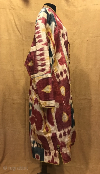 Uzbek Vintage silk ikat chapan clothes

Size 
Height : 125 cm
Under arm : 75 cm
Shoulder size : 65 cm

Fast shipping worldwide 

Thank you visiting for my shop :)      