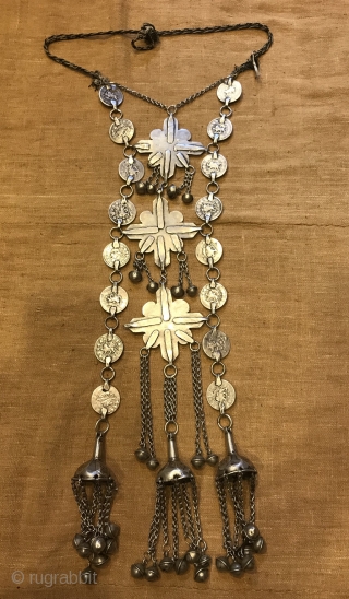 Necklace length: 55 Centimeters; Pendant height: 70 Centimeters; Pendant width: 12 Centimeters
Vintage handmade turkmen silver jewelry pendant 

Weight: 474 grams 

Heights: 70 cm (with robe)
Length : 12 cm

Fast shipping worldwide 

Thanks visiting  ...