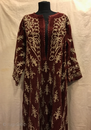 Vintage handmade Turkish ottoman velvet dress clothing 

Size: 
Height : 130 cm
Chest size : 60 cm
Under arm : 60 cm
Shoulder size : 50 cm

Fast shipping worldwide 

Thank you visiting for my shop  ...