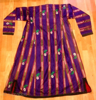 Uzbek silk vintage chapan asian ethnic tribal kaftan 

Size: 
Height : 125cm
Under arm : 55 cm
Shoulder size : 60 cm

FAST WORLDWIDE SHIPPING by FEDEX almost within 3 to 5 working days ...
can  ...