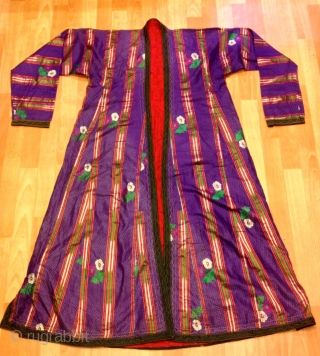 Uzbek silk vintage chapan asian ethnic tribal kaftan 

Size: 
Height : 125cm
Under arm : 55 cm
Shoulder size : 60 cm

FAST WORLDWIDE SHIPPING by FEDEX almost within 3 to 5 working days ...
can  ...