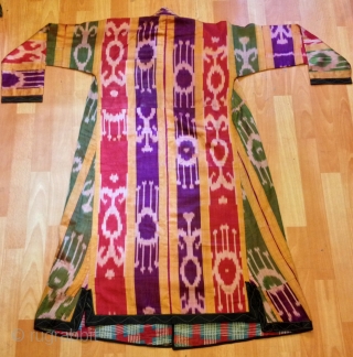 Uzbek ikat silk chapan ethnic vintage chapan
Multicolored kaftan originall colored 
Do you have any questions PLEASE contact me ,,!

Age : 1920-30s

Size: height :125 cm 
Arm length : 160 cm

100% handmade

FAST WORLDWIDE SHIPPING  ...