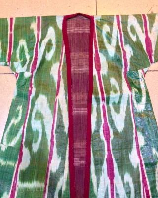 Uzbek silk ikat vintage kaftan asian ethnic vintage kaftan 
Very good condition 

Size: 
Height : 120 cm
Arm length : 140 cm

FAST WORLDWIDE SHIPPING by FEDEX almost within 3 to 5 working days  ...