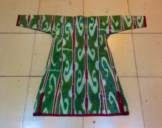 Uzbek silk ikat vintage kaftan asian ethnic vintage kaftan 
Very good condition 

Size: 
Height : 120 cm
Arm length : 140 cm

FAST WORLDWIDE SHIPPING by FEDEX almost within 3 to 5 working days  ...