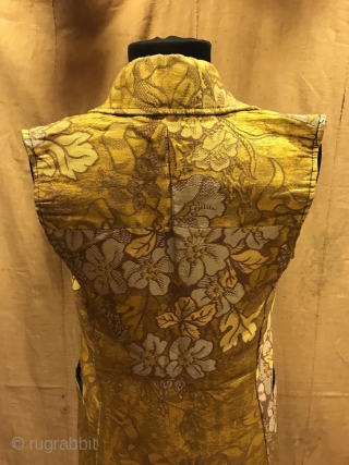 Vintage handmade uzbek vest silk on silver embroidered 

Size: 
Height : 70 cm
Under arm : 43 cm
Shoulder size: 33 cm

Fast shipping worldwide 

Thank you visiting for my shop :)    