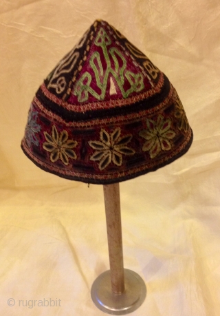 turkmens old vintage hat , antique old fabric , embroidery unisex hat, 

accesories hat, decorative hat

ethnic fabric

hat circumference 19 inç. ( 48 cm. )

Small Size 

U.S. fast shipping fedex ,extra no charge  ...