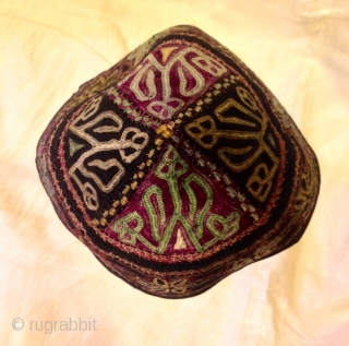 turkmens old vintage hat , antique old fabric , embroidery unisex hat, 

accesories hat, decorative hat

ethnic fabric

hat circumference 19 inç. ( 48 cm. )

Small Size 

U.S. fast shipping fedex ,extra no charge  ...