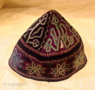 turkmens old vintage hat , antique old fabric , embroidery unisex hat, 

accesories hat, decorative hat

ethnic fabric

hat circumference 19 inç. ( 48 cm. )

Small Size 

U.S. fast shipping fedex ,extra no charge  ...