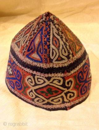 turkmens old vintage hat , antique old fabric , embroidery unisex hat, 

accesories hat, decorative hat

ethnic fabric

hat circumference 19 inç. ( 48 cm. )

Small Size 

U.S. fast shipping fedex ,extra no charge  ...