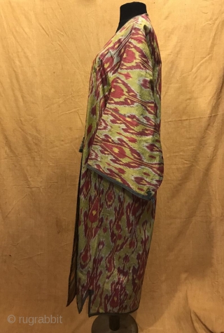 Uzbek Antique silk ikat chapan clothes

Size 
Height : 135 cm
Under arm : 72 cm
Shoulder size : 60 cm

Fast shipping worldwide 

Thank you visiting for my shop :)
      