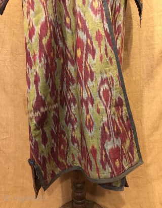 Uzbek Antique silk ikat chapan clothes

Size 
Height : 135 cm
Under arm : 72 cm
Shoulder size : 60 cm

Fast shipping worldwide 

Thank you visiting for my shop :)
      