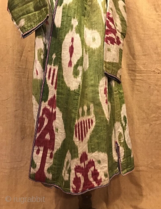 Uzbek Antique silk ikat chapan clothes

Size 
Height : 130 cm
Under arm : 47 cm
Shoulder size : 45 cm

Fast shipping worldwide 

Thank you visiting for my shop :)      