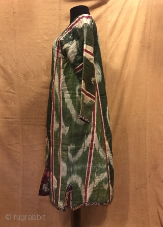 Uzbek Vintage silk ikat chapan clothes, ethnic tribal ikat robe jacket kaftan 

Size 
Height : 110 cm
Under arm : 52 cm
Shoulder size : 40 cm

Fast shipping worldwide 

Thank you visiting for my  ...