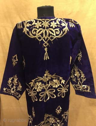 Vintage handmade Turkish ottoman silk velvet dress clothing 

Size: 
Height : 135 cm
Under arm : 50 cm
Shoulder size : 40 cm

Fast shipping worldwide 

Thank you visiting for my shop :)   