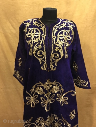 Vintage handmade Turkish ottoman silk velvet dress clothing 

Size: 
Height : 135 cm
Under arm : 50 cm
Shoulder size : 40 cm

Fast shipping worldwide 

Thank you visiting for my shop :)   