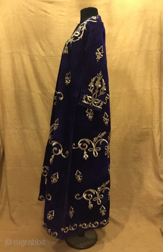 Vintage handmade Turkish ottoman silk velvet dress clothing 

Size: 
Height : 135 cm
Under arm : 50 cm
Shoulder size : 40 cm

Fast shipping worldwide 

Thank you visiting for my shop :)   