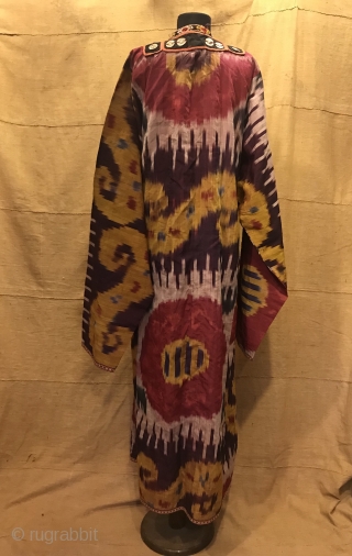 Uzbek Vintage silk ikat chapan clothes

Size 
Height : 140 cm
Under arm : 70 cm
Shoulder size : 60 cm

Fast shipping worldwide 

Thank you visiting for my shop :)      