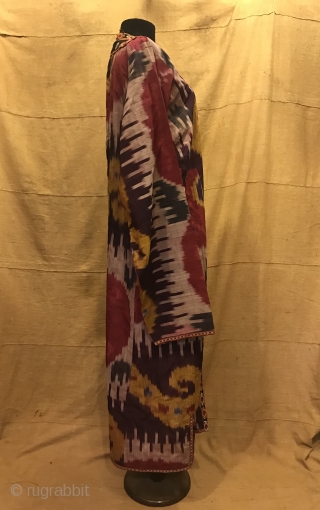 Uzbek Vintage silk ikat chapan clothes

Size 
Height : 140 cm
Under arm : 70 cm
Shoulder size : 60 cm

Fast shipping worldwide 

Thank you visiting for my shop :)      