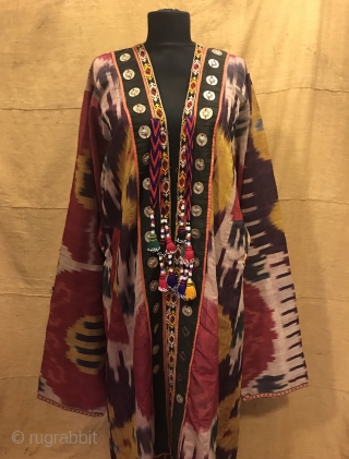 Uzbek Vintage silk ikat chapan clothes

Size 
Height : 140 cm
Under arm : 70 cm
Shoulder size : 60 cm

Fast shipping worldwide 

Thank you visiting for my shop :)      