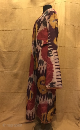 Uzbek Vintage silk ikat chapan clothes

Size 
Height : 140 cm
Under arm : 70 cm
Shoulder size : 60 cm

Fast shipping worldwide 

Thank you visiting for my shop :)      