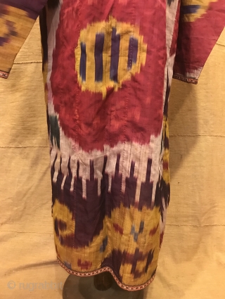 Uzbek Vintage silk ikat chapan clothes

Size 
Height : 140 cm
Under arm : 70 cm
Shoulder size : 60 cm

Fast shipping worldwide 

Thank you visiting for my shop :)      