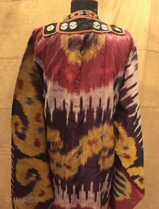 Uzbek Vintage silk ikat chapan clothes

Size 
Height : 140 cm
Under arm : 70 cm
Shoulder size : 60 cm

Fast shipping worldwide 

Thank you visiting for my shop :)      