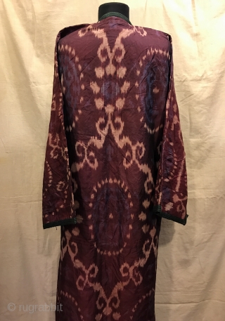 Uzbek Antique silk ikat chapan clothes

Size 
Height : 125 cm
Under arm : 70 cm
Shoulder size : 60 cm

Fast shipping worldwide 

Thank you visiting for my shop :)      
