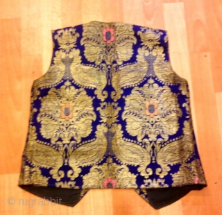 Vintage ottoman vest
19.th century

Size: 
Height : 55 cm
Shoulder width: 37 cm                      