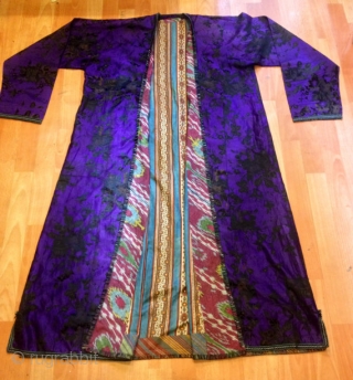 Vintage Uzbek silk kaftan coat handmade ethnic tribal unique exotic kaftan

Very good condition ,!

Size : 
Height : 135 cm
Arm lenght : 90 cm
Chest size : 70 cm
Shoulder size : 60 cm

Please feel  ...