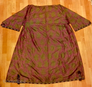 Vintage Uzbek kaftan silk kaftan tribal traditional asian costume tribal handmade unique coat

Size : 
Height : 125 cm
under arm with : 65 cm
Shoulder with : 50 cm

Please feel free if you have  ...