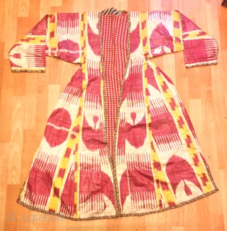 Uzbek ikat silk chapan ethnic vintage chapan 
kaftan originall natural dyes color

Size: height :120 cm 
shoulder size : 43 cm
Under arm : 41 cm

100% silk handmade

FAST WORLDWIDE SHIPPING by FEDEX EXPRESS almost  ...