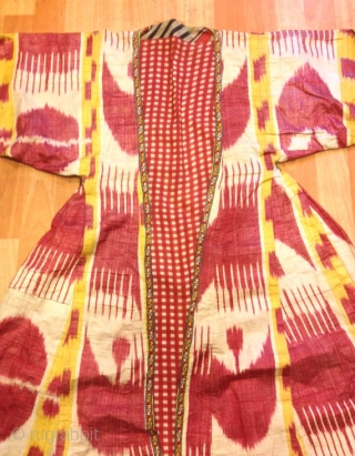 Uzbek ikat silk chapan ethnic vintage chapan 
kaftan originall natural dyes color

Size: height :120 cm 
shoulder size : 43 cm
Under arm : 41 cm

100% silk handmade

FAST WORLDWIDE SHIPPING by FEDEX EXPRESS almost  ...