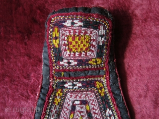 Silk embroidered Turkmen Tekke tie. Size:22.5 cm x 10.5 cm (9" x 4.5").                    