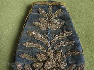 Double sided Persian pouch with metallic embroidery on velvet. 19th century. Size: 13 cm x 9 cm (5.1" x 3.5").             