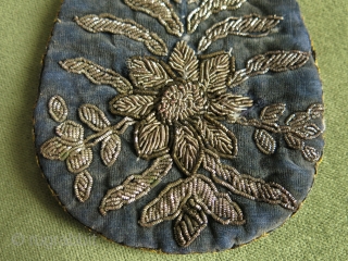 Double sided Persian pouch with metallic embroidery on velvet. 19th century. Size: 13 cm x 9 cm (5.1" x 3.5").             