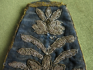 Double sided Persian pouch with metallic embroidery on velvet. 19th century. Size: 13 cm x 9 cm (5.1" x 3.5").             