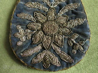 Double sided Persian pouch with metallic embroidery on velvet. 19th century. Size: 13 cm x 9 cm (5.1" x 3.5").             